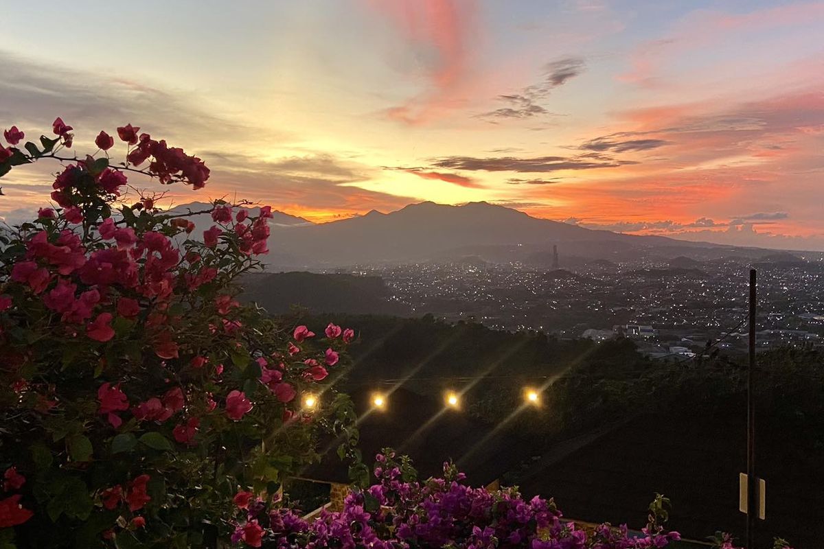 Keindahan Bukit Senja dengan Langit Oranye yang Sangat Romantis