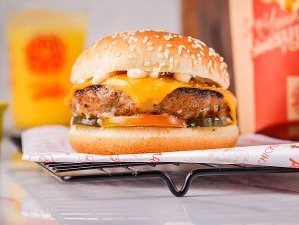 Perjalanan Burger dari Makanan Sederhana hingga Favorit Banyak Orang
